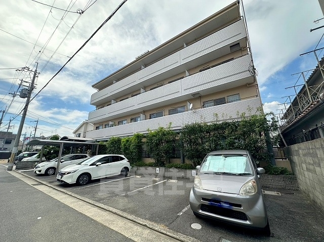 八尾市東山本新町のマンションの建物外観