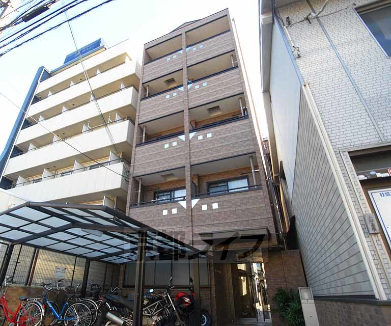京都市南区西九条唐橋町のマンションの建物外観