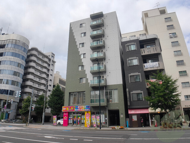 札幌市中央区大通西のマンションの建物外観
