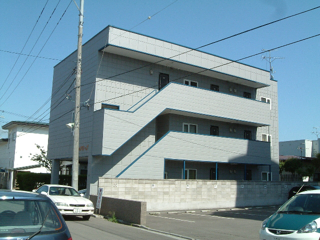 函館市富岡町のアパートの建物外観