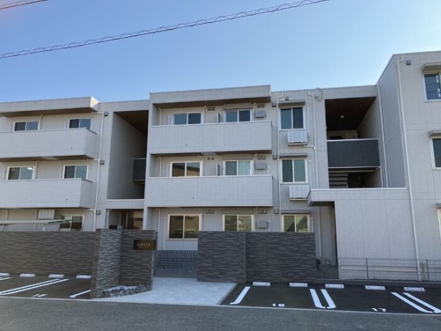 【静岡市駿河区中田本町のアパートの建物外観】