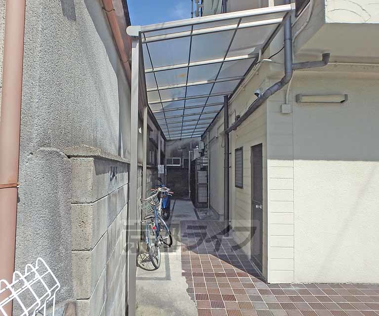 【京都市左京区岩倉三宅町のマンションのエントランス】