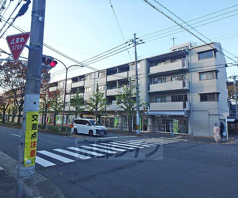 京都市左京区松ケ崎雲路町のマンションの建物外観