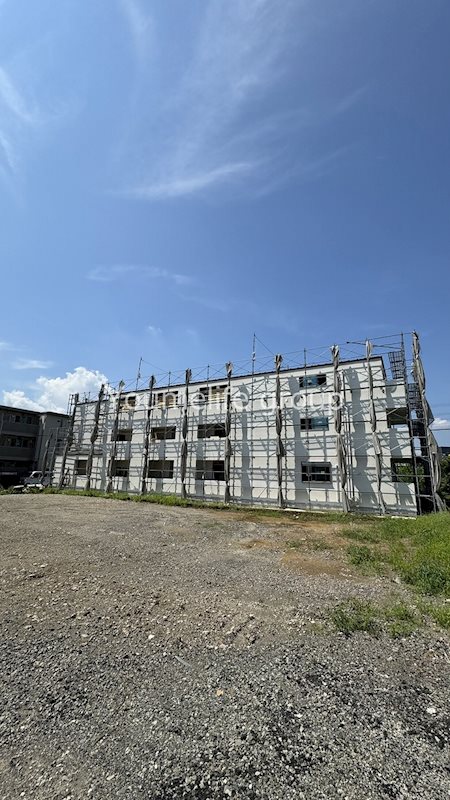 【伊勢原市石田のアパートの建物外観】