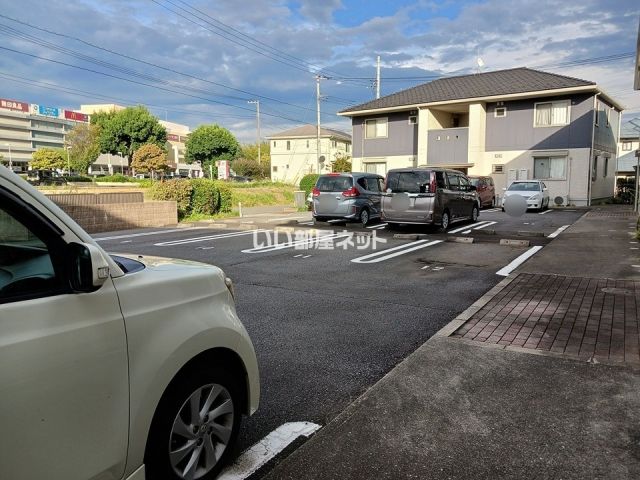 【守谷市松ケ丘のアパートの駐車場】