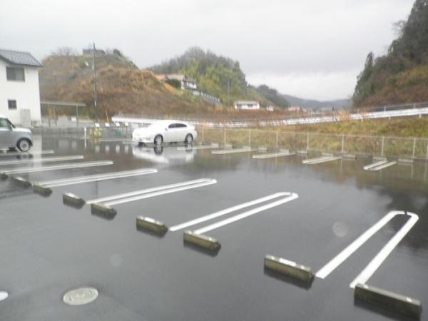 【雲南市木次町里方のアパートの駐車場】