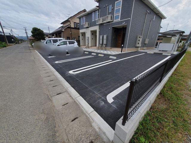 【角田市角田のアパートの駐車場】