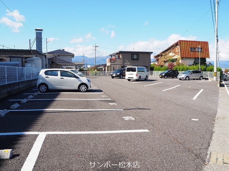 【松本市寿北のマンションの駐車場】