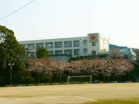 【糟屋郡篠栗町中央のマンションの小学校】