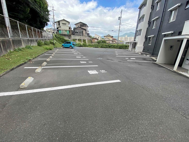 【北九州市小倉北区南丘のマンションの駐車場】