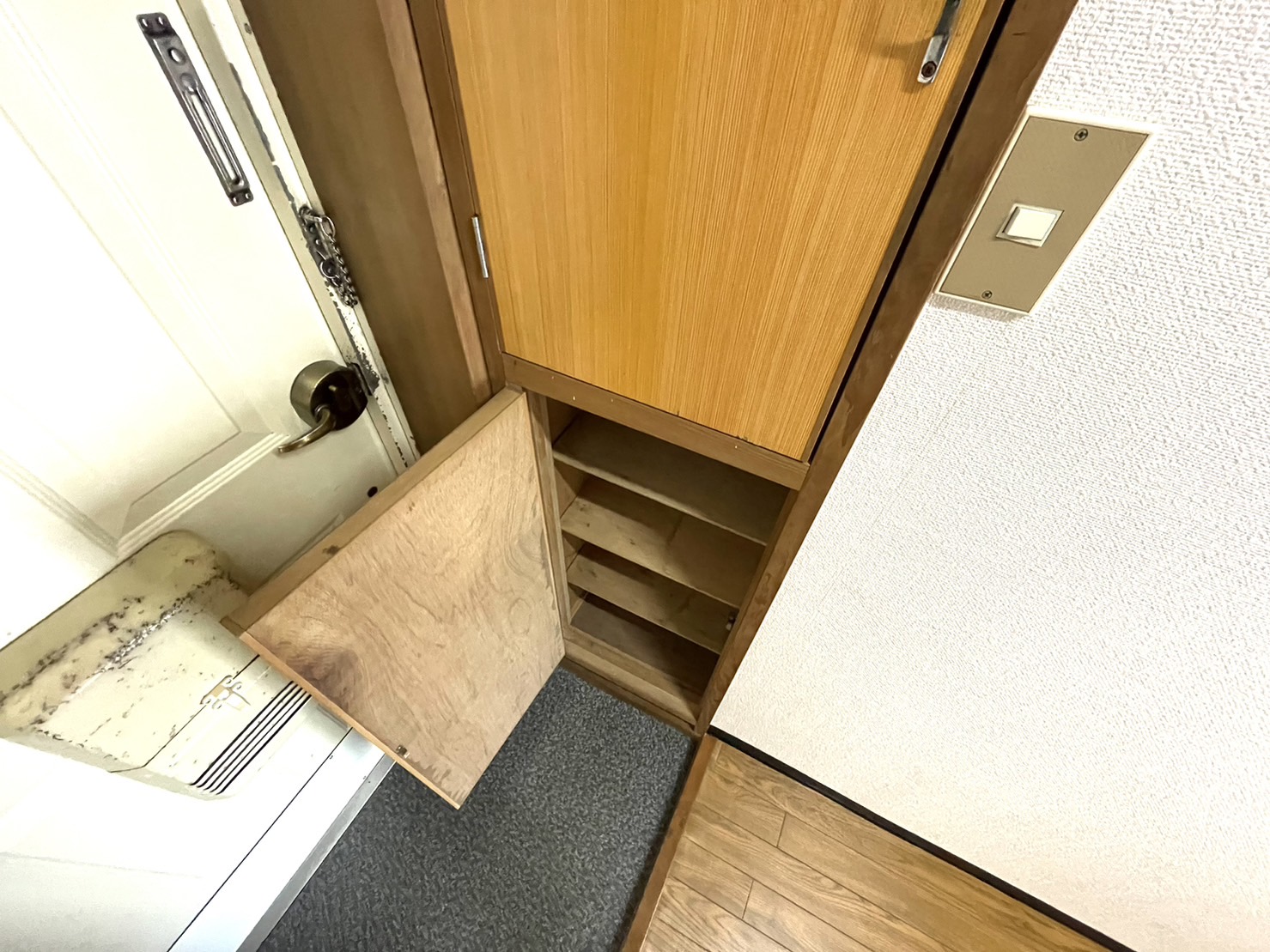 駅前コーポの玄関写真