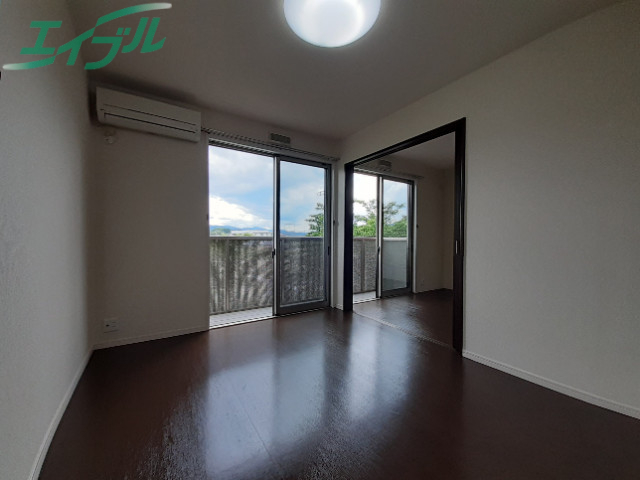 居室・リビング　同物件別部屋