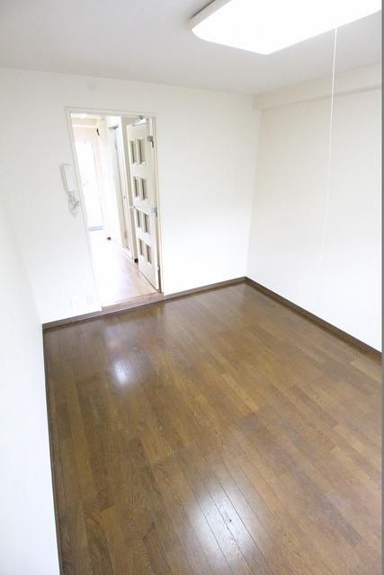 居室・リビング　★収納がキッチンにありスッキリした室内★