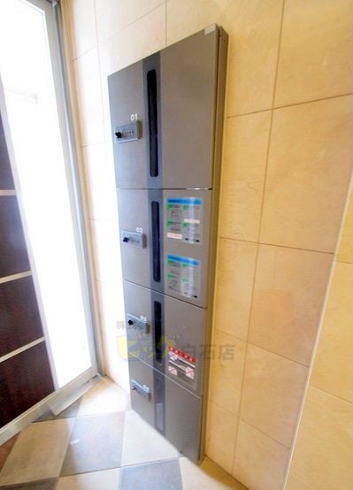 エントランス　留守中でも荷物が受け取れて便利な宅配ＢＯＸ完備しています♪