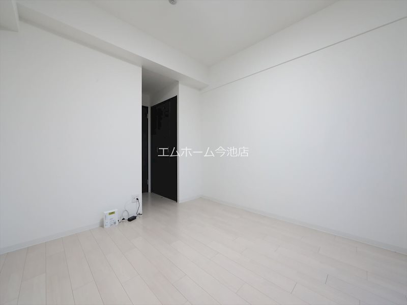 その他　洋室8.1帖　エアコン付　収納充実しています