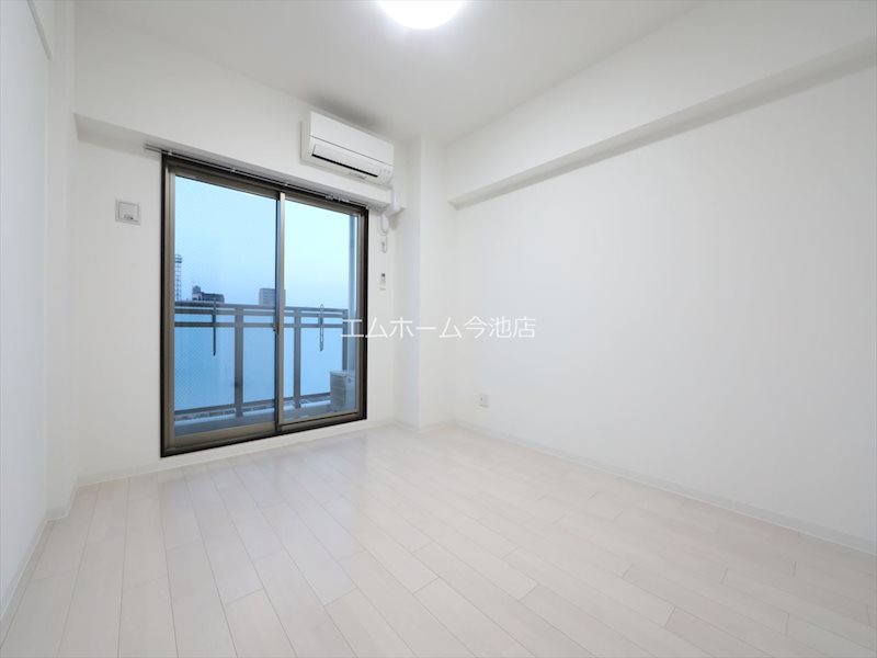 バルコニー　洋室8.1帖　エアコン付　収納充実しています