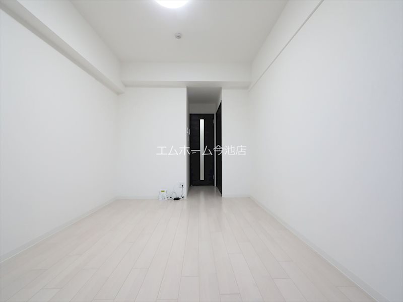 居室・リビング　洋室8.1帖　エアコン付　収納充実しています