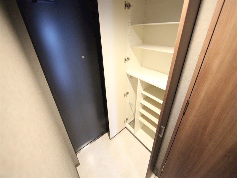 玄関　玄関　シューズボックス付（収納充実してます）