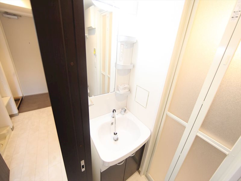 洗面設備　脱衣所　独立洗面台（シャンプードレッサー付）収納スペース有