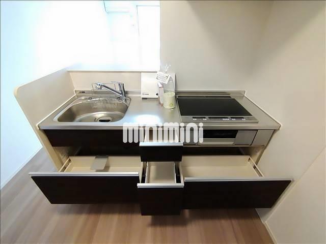 キッチン　キッチン下に収納スペースあります。