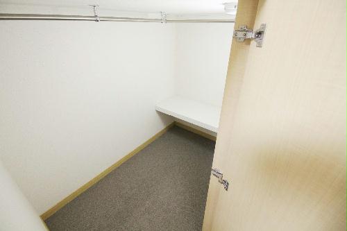 収納　大容量のベッド下のウォークインクローゼット。