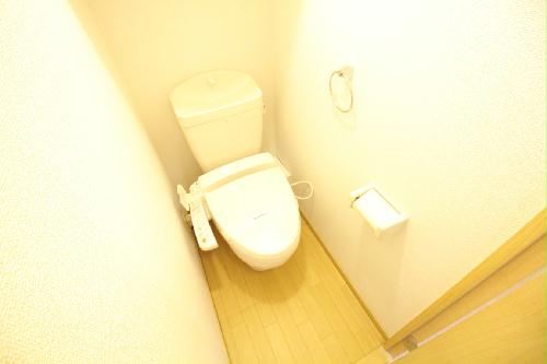 トイレ　温水洗浄便座付きの清潔なトイレ