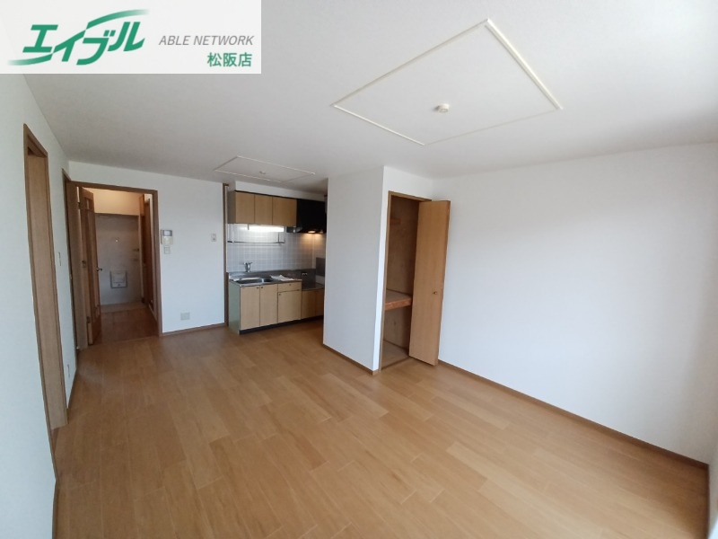 居室・リビング　別部屋反転参考写真です。