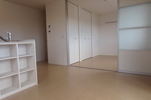 居室・リビング　休日は暖かい日差しが差込むリビングで日向ぼっこ。