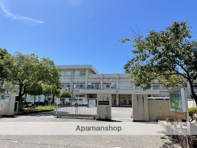 小学校　高知市立介良小学校（小学校）まで398m