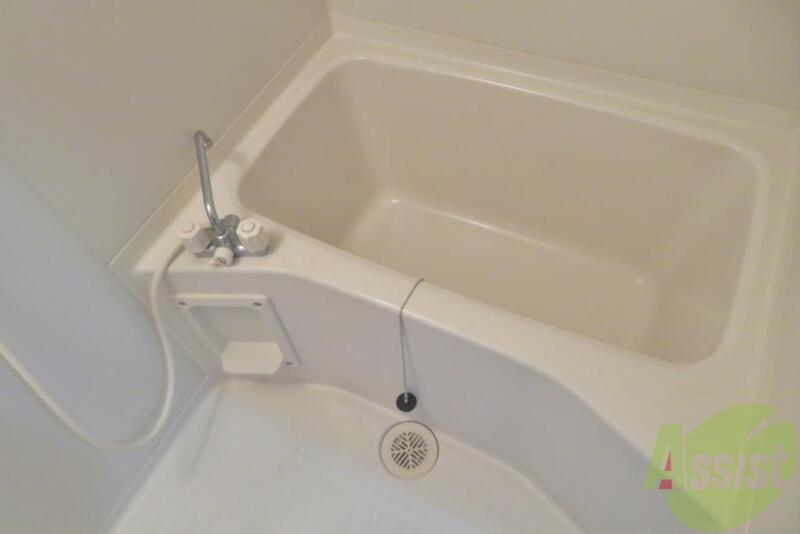 バス・シャワールーム　シンプルな作りの浴槽で疲れを取りましょう