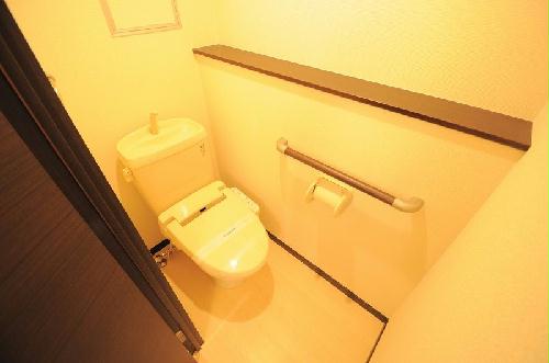 トイレ　棚・手すり付き！