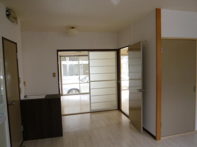 居室・リビング　こちらの居間で趣味の時間をお楽しみください