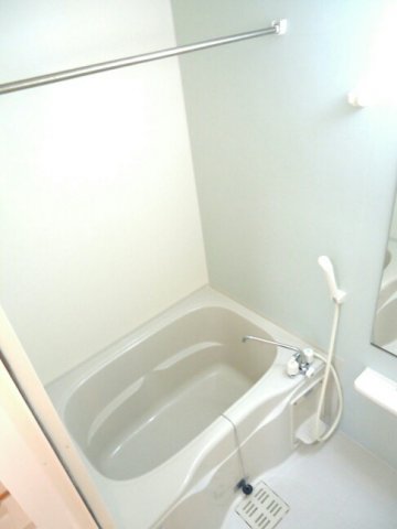 バス・シャワールーム　コンパクトで使いやすいお風呂です