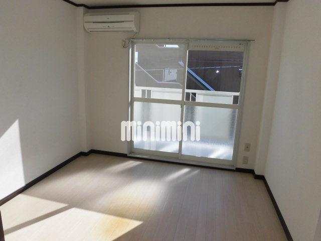 居室・リビング　エアコン付きのお部屋です。