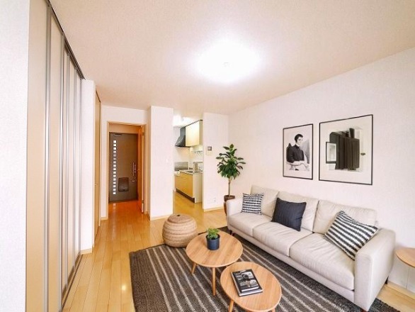 居室・リビング　CGで家具等を配置したもので家具等は含まれません