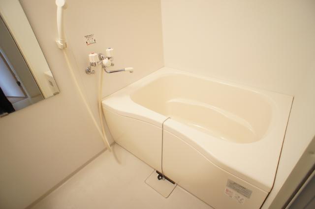 バス・シャワールーム　疲れを癒す広めのバスルーム