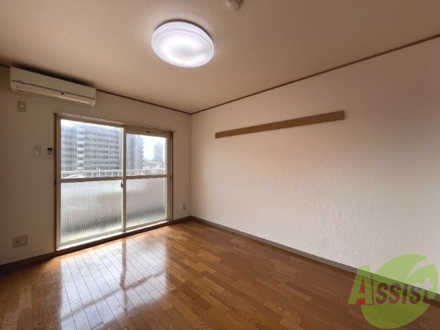 居室・リビング　南向きの大きめの窓から日差しがたっぷり入る明るいお部屋です。