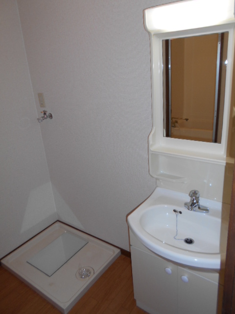 洗面設備　独立洗面化粧台（照明付）・屋内洗濯機置場完備