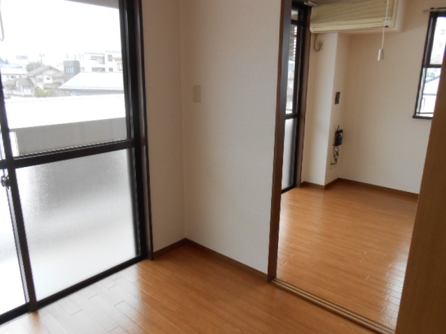 居室・リビング　南面ダイニング（エアコン完備）・西面に換気採光出窓有り