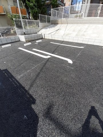 駐車場　駐車場があるので、車を買う予定の方も安心です