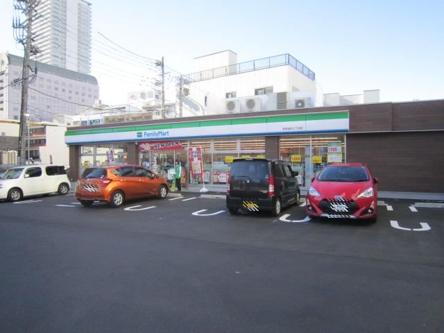 コンビニ　ファミリーマート（コンビニ）まで110m