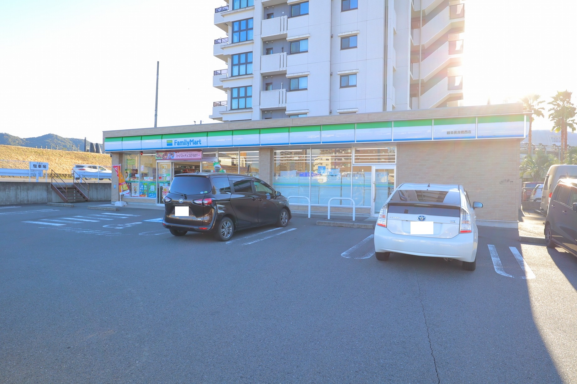 コンビニ　ファミリーマート岐阜長良橋西店（コンビニ）まで715m
