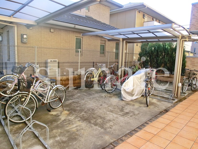 その他共有部分　屋根つきの駐輪スペースです♪