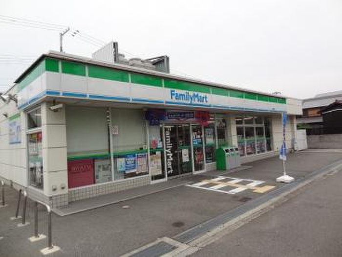 コンビニ　ファミリーマート（コンビニ）まで900m