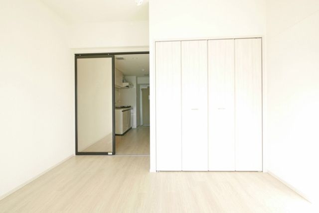 その他部屋・スペース　キッチンへ続く扉は鏡いらずのミラー式になっております