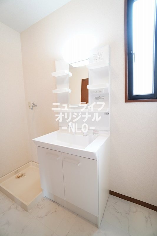 洗面設備　シャワー付き洗面台で忙しい朝でも楽に身支度が出来ます☆