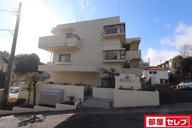 建物外観　タイル貼りの３階建。