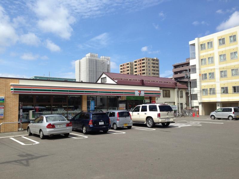 コンビニ　セブンイレブン南7条店（コンビニ）まで194m