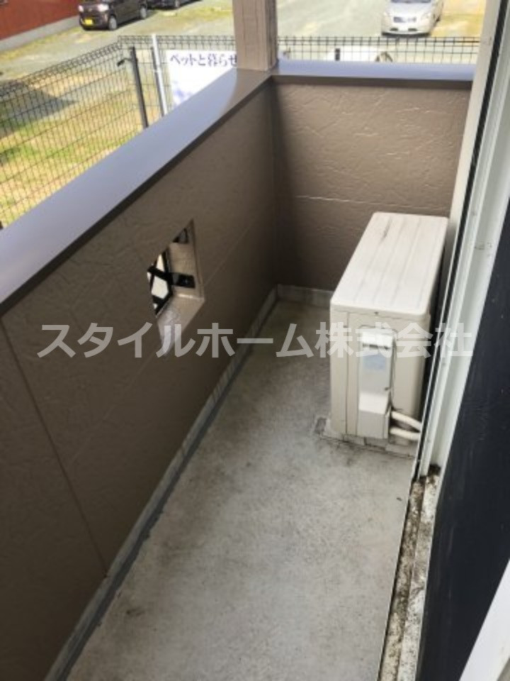 バルコニー　暖かな日差しのふりそそぐバルコニー