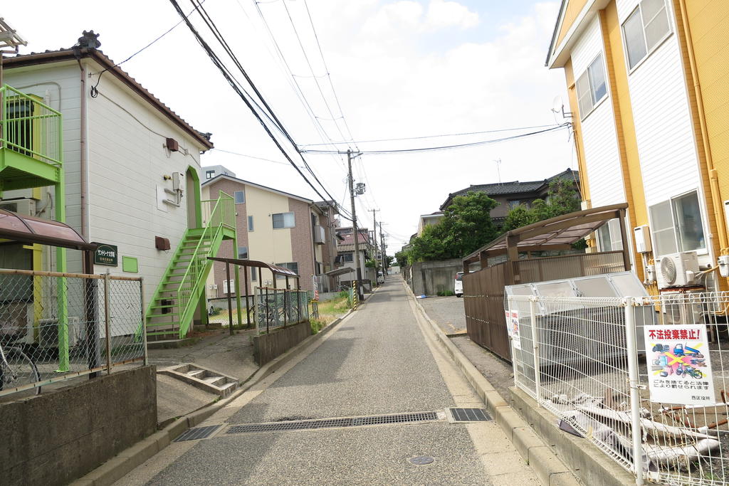 【サントリーナ大学南の駐車場】